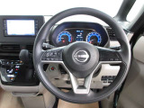運転が楽しくなる明るく開放的な運転席まわりです。