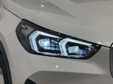 アダプティブLEDヘッドライトはステアリングを切った方向を照らします。