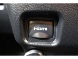 音声と映像が1本のケーブルで伝送できる便利なHDMIを装備しています。iPhoneやスマートフォンの画面と全く同じ画面がカーナビの画面に表示されるので、地図アプリや動画などのミラーリングが可能です。