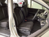 運転席は、大きな座面と包み込むような背もたれがドライバーの身体全体をしっかり支えます。上質なシート素材と座り心地のよいクッションを採用し、長時間の運転やコーナーの多い道も快適です。