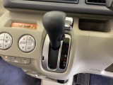 CVT車のセレクトレバーです。低速から高速まで、変速ショックのないスムーズな走りを実現するとともに、エンジン効率のよい領域を維持することで燃費にも貢献します。