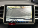 【バックカメラ】運転が苦手な方も車庫入れラクラクです!ギアをリバースに入れれば自動的に切り換わりますので、面倒な操作は不要です♪狭い駐車場もお車を傷つけず安心ですね!