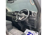 全方位で視界が広く見晴らしのよい運転席。安心して運転できます。