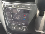 【オートエアコン】一度お好みの温度に設定すれば、車内の温度を検知し風量や温度を自動で調整。暑い&hellip;寒い&hellip;と何度もスイッチ操作をする必要はありません。快適な車内空間には必須の機能ですね♪