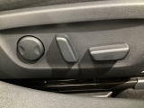 運転席にはパワーシートを装備!シート位置を記憶するメモリー機能付きなのでご夫婦で2名分セットすると便利です♪