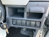 こちらは車内に配置された各種スイッチ類です。エアコンの温度調整やオーディオ操作、各種安全機能のオンオフなど、快適で安全なドライブをサポートする機能が集約されており、運転席からスムーズに操作できます。