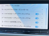 タッチ&スワイプ式のディスプレイ。各種アイコン等も大き目で見やすく、スマートフォン感覚で直感的な操作が可能です。手をかざして操作するジェスチャーコントロール機能も搭載。 ドライブアシストの設定も可能で