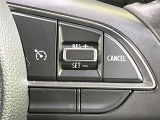 【クルーズコントロール】高速道路もラクラク走行。アクセルを離しても一定速度で走行ができ、長距離運転時の負担を軽減!加速・減速も簡単なスイッチ操作で調整できます。