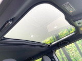 【ガラスルーフ】ガラスルーフ搭載で車内の解放感が一気にアップ!開放的なドライブをお楽しみいただけます。