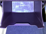 足元部分にはちょっとした小物を入れるのに便利な収納BOXもあります。