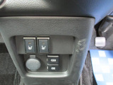 運転席、助手席には冬場に快適、シートヒーターが付いてます。
