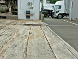 運転席側前方の板張りに割れ、歪みがあります。