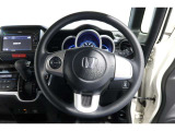 運転中もハンドルでの操作が可能です。特に高速道路等の目が離せない運転時には、便利さだけでなく、安全性も兼ね備えております。
