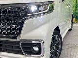 【LEDヘッドライト】悪天候や夜間走行時も良好な視界を確保し安心して運転できる高輝度LEDヘッドライトを装備!点灯速度が早く、消費電力も抑えられています。