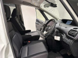 ゆったりとくつろげて、使いやすい運転席