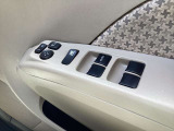 ラクラク操作のパワーウインドウ付きです。運転席はワンタッチオート機能付きです。また、電動格納ドアミラーも装着、狭い駐車スペースなどでの使用時に大変便利です。