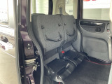 後部座席の座面を跳ね上げて固定すると、背の高い荷物を積むときにとても便利です♪