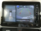 ギアを『R』に入れるとナビ画面に、まるで雲の上から覗いているような映像が映り、駐車をサポートしてくれます。