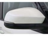 バイカラーでスマートなウインカーミラーです。ウインカーミラーはお洒落なだけでなく、対向車や歩行者からの視認性が良く安全性が向上し、事故防止にもつながります。