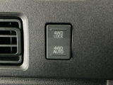 【切替式4WD(四輪駆動)】スイッチで2WD&hArr;4WDを切替え、目的に合った選択が可能です!4WDでは砂利道や沼るみの悪路、雪や雨の日などの滑りやすい路面で安全性を高めます!