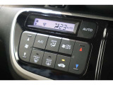 フルオートエアコンが装備されています!お好みの温度設定をするだけでエアコンの風量やモードの切り替えを自動でコントロールしてくれます!ユーザーの操作が少なく燃費走行にもつながります!