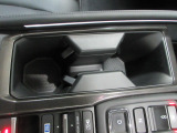 運転席からも助手席からも使いやすい位置にドリンクホルダーを配置しています。