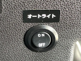 【オートライト】周りの明るさに応じて自動でヘッドライトの点灯・消灯ができる機能です!ライトの付け忘れ・消し忘れなどが無くなり、雨の日や夕方の走行も安心!トンネル通過時も便利ですね♪