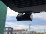 【ドライブレコーダー】映像・音声などの運転中の記録を残します。事故などを起こした起こされた時の証拠になりえますので、もしも時でも安心ですね。