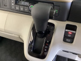 CVT車のセレクトレバーです。低速から高速まで、変速ショックのないスムーズな走りを実現するとともに、エンジン効率のよい領域を維持することで燃費にも貢献します。