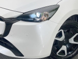 【LEDヘッドライト】悪天候や夜間走行時も良好な視界を確保し安心して運転できる高輝度LEDヘッドライトを装備!点灯速度が早く、消費電力も抑えられています。
