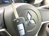 【キーレス】少し離れた場所からでもボタン一つでドアの開錠・施錠ができるのでとっても便利!ドアの鍵穴周りに傷をつけることもありません♪