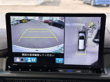 【マルチビューカメラシステム】まるでクルマを真上から見下ろしたかのような視点で駐車をサポートします!クルマの斜め後ろや真横など、前後左右の4つのカメラの映像が合成されて、モニターに映し出されます。