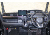 操作性に優れた運転席となります!小物入れや各ボタンの配置にこだわり、使いやすいです!座り心地もよく視認性も良好なのでロングドライブもお任せ下さい!