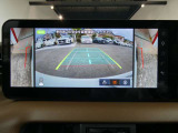 ギアを『R』に入れた後、カメラボタンを押すと、運転席から見えない左右側面をナビ画面にうつしてくれるので、幅寄せや縦列駐車がし易くなります。