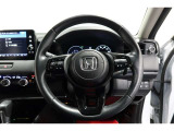 運転中もハンドルでの操作が可能です。特に高速道路等の目が離せない運転時には、便利さだけでなく、安全性も兼ね備えております。