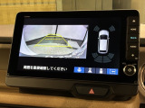 リバースギアに入れるだけで後方の表示へ切り替わります。夜間や雨の日の駐車も楽になりますよ。