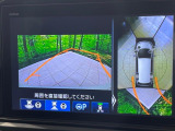 【マルチビューカメラシステム】専用のカメラにより、上から見下ろしたような視点で360度クルマの周囲を確認することができます☆死角部分も確認しやすく、狭い場所での切り返しや駐車もスムーズに行えます。