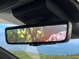 【デジタルインナーミラー】後席の大きな荷物や同乗者で後方が確認しづらい時でも安心!カメラが撮影した車両後方の映像をルームミラー内に表示。クリアな視界で状況の確認が可能です!