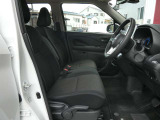 運転席はほどよくホールド感のある形状をしておりますので、運転がしやすいです。