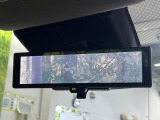【インテリジェントルームミラー】後席の大きな荷物や同乗者で後方が確認しづらい時でも安心!カメラが撮影した車両後方の映像をルームミラー内に表示。クリアな視界で状況の確認が可能です!