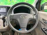 インテリアに合わせたデザインのステアリングは、運転される方のことも考え、運転しやすい形状、大きさです。是非一度、実際に触ってお確かめください。