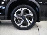 タイヤサイズは225/55R18です。