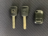 キーレスエントリー付きです。ドアの開け閉めの際に、ボタン操作でキーの差し込み不要です。通常のキーもスペアとして用意しております。