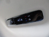 リア席専用のエアコンを装備しております。