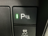 パーキングセンサーシステムは走行中に障害物が迫ると音と表示でお知らせ、低速走行時時の安心感を高めます