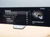 こちらのお車には先進安全装備が多数搭載されています。衝突被害を回避あるいは軽減するためのブレーキや、後方死角からの接近警報、車線逸脱を防止する警報装置など、詳しくはスタッフまでお尋ねください。