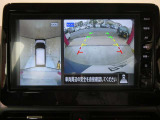 ギアを『R』に入れるとナビ画面に、まるで雲の上から覗いているような映像が映り、駐車をサポートしてくれます。