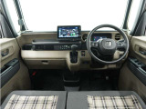 ◆視界広々で非常に運転しやすくロングドライブでも疲れを感じさせないすっきりとまとまったインパネ周りです。