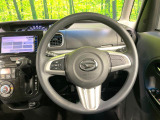 インテリアに合わせたデザインのステアリングは、運転される方のことも考え、運転しやすい形状、大きさです。是非一度、実際に触ってお確かめください。
