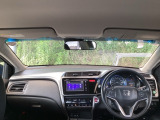 フロントガラスが大きく、ワイドな視界で運転もしやすくなるように設定されています。